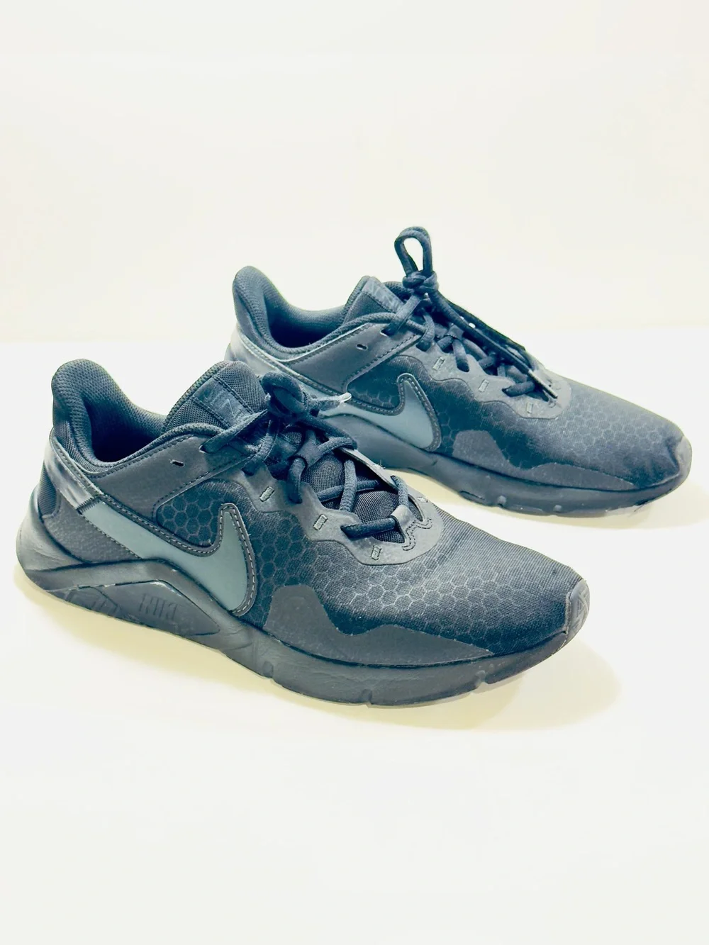 Nike Legend Essential 2 Black Men’s Sneakers Size 8 CQ9356-004
